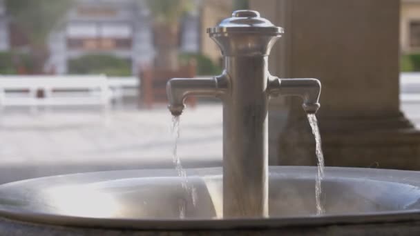 Close Warmwaterbronnen Water Stroomt Uit Metalen Kraan Met Wazig Onherkenbare — Stockvideo
