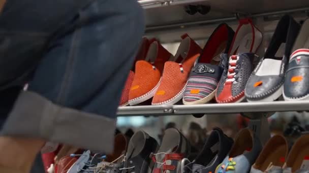 Filas Calzado Casual Tienda Con Mujer Caucásica Irreconocible Eligiendo Zapatos — Vídeos de Stock