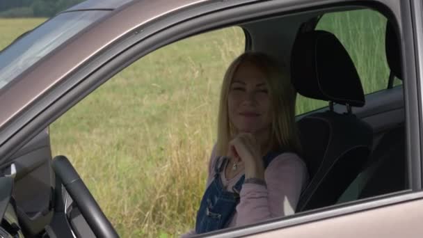 Uśmiechnięta Szczęśliwa Dorosła Kobieta Siedząca Samochodzie Siedzeniu Pasażera Patrząca Kamerę — Wideo stockowe