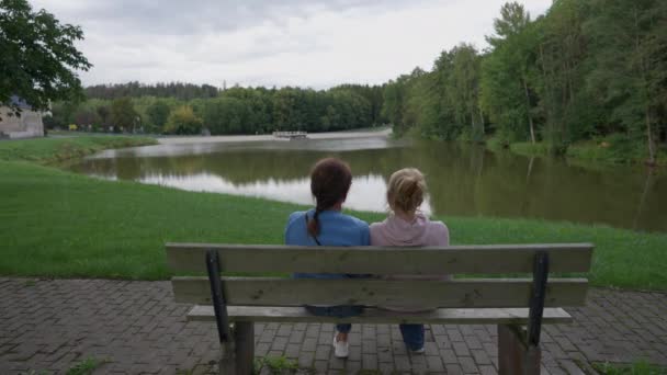 Pohled Zezadu Dvě Ženy Sedící Dřevěné Lavičce Jezera Odcházející Sebevědomé — Stock video