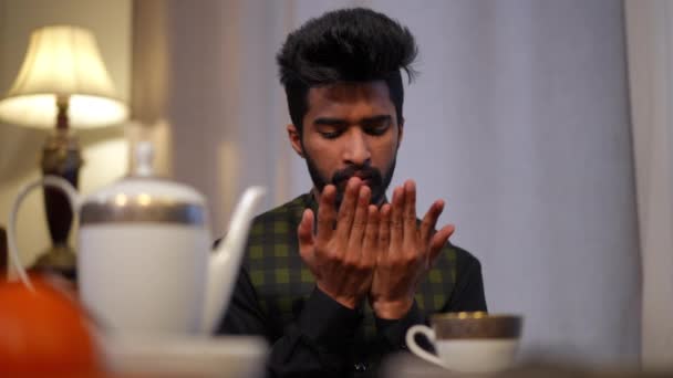 Мужчина Ближнего Востока Молится Трогательным Лицом Пьет Чай Чашки Видом — стоковое видео