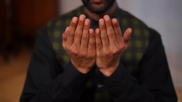 Zbliżenie Rąk Młodego Muzułmanina Modlącego Się Dotykanie Twarzy Domu Ramadan — Wideo stockowe