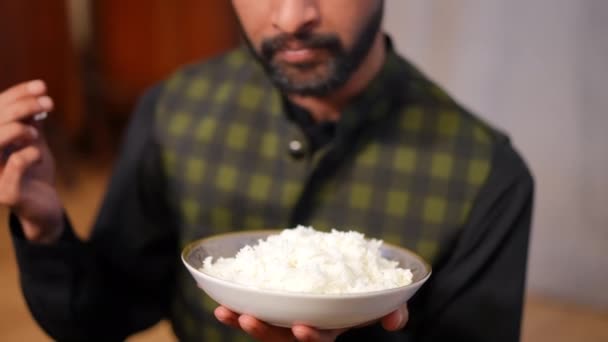 Nerozpoznatelný Muž Středního Východu Bílou Rýži Rukama Uvnitř Rozmazané Mladý — Stock video