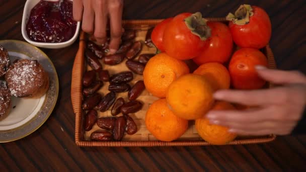 Vista Superior Frutas Frutos Secos Bandeja Mesa Con Las Manos — Vídeo de stock
