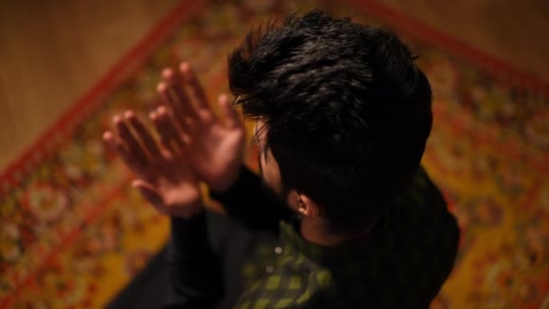 Vista Ángulo Alto Concentrado Joven Musulmán Mirando Las Manos Mirando — Vídeo de stock