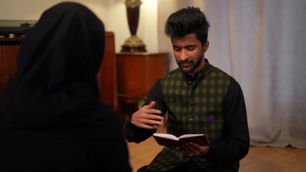 이슬람 카펫에 여성을 코란을 집에서 아내와 종교를 즐기고 잘생긴 남편을 — 비디오