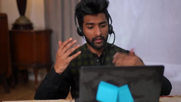 在视频聊天中 年轻聪明的初创者在耳机中谈论着如何在网上展示商业理念 带着手提电脑信息的自信的中东帅哥在室内的肖像 — 图库视频影像