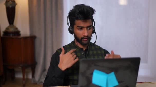 Portret Inteligentnego Młodego Startupera Korzystającego Czatu Wideo Laptopie Mówiącego Pomyśle — Wideo stockowe
