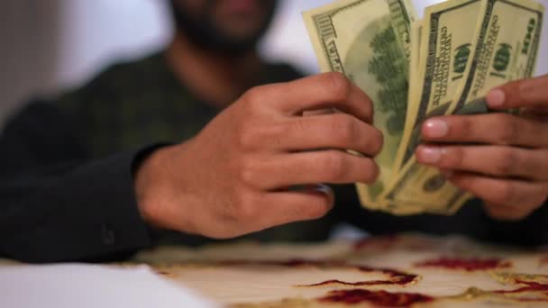 Крупным Планом Мужчины Ближнего Востока Пересчитывают Деньги Крупный План Неузнаваемый — стоковое видео