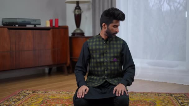 Retrato Jovem Muçulmano Concentrado Rezando Cuspir Para Lados Levantando Mãos — Vídeo de Stock