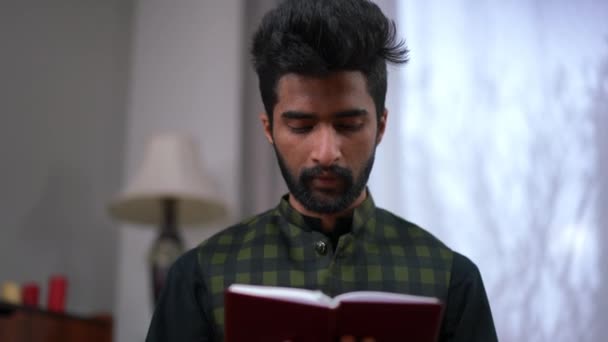 Fokuserad Muslimsk Ung Man Med Slutna Ögon Och Koranen Ber — Stockvideo
