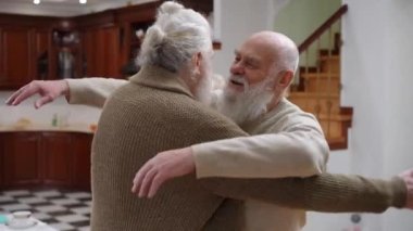 Beyaz saçlı kıdemli beyaz erkekler arka planda konuşan bulanık kadınlar gibi gülümsüyor. Mutlu eski arkadaşlar buluşması hafta sonu. Yaşam tarzı ve yaşlanma konsepti