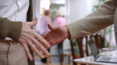 Arka planda bulanık kadınlarla birlikte kapalı mekanda eski beyaz erkek arkadaşlarının el sıkışması. Tanımlanamayan adamlar hafta sonları el sıkışıyor.