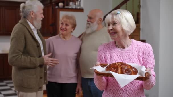 Πορτρέτο Ενθουσιασμένοι Ευτυχισμένη Γυναίκα Συνταξιούχος Στέκεται Στα Δεξιά Νόστιμο Πίτα — Αρχείο Βίντεο
