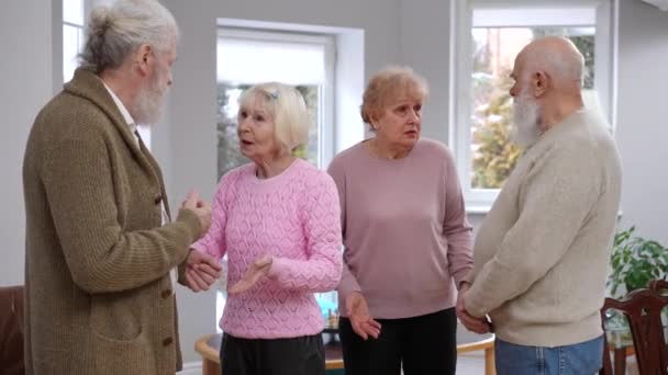 Ältere Ehefrauen Streiten Sich Mit Ehemännern Die Hause Wohnzimmer Stehen — Stockvideo