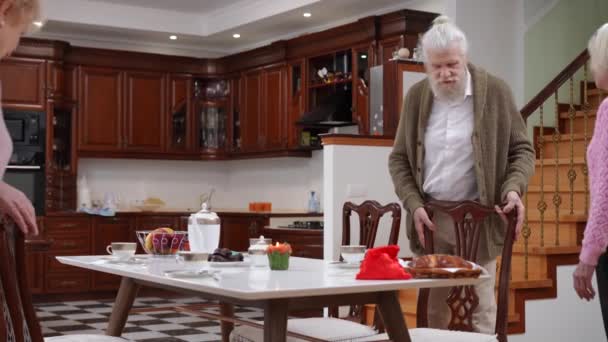 Beberapa Teman Senior Duduk Meja Makan Ruang Tamu Selamat Positif — Stok Video