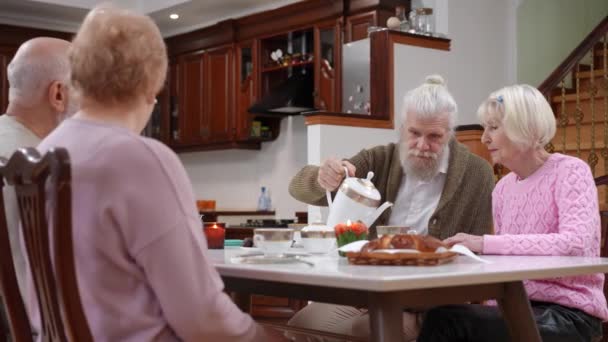 Festa Chá Amigos Caucasianos Seniores Sentados Mesa Sala Estar Confiante — Vídeo de Stock