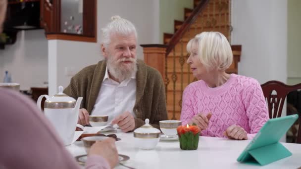 Szczęśliwa Para Seniorów Rozmawia Pomocą Czatu Wideo Tablecie Cyfrowym Siedząc — Wideo stockowe