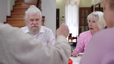 Konsantre olmuş Kafkasyalı yaşlı adam ve kadın oturma odasında masada oturan arkadaşlarıyla tombala oynuyorlar. Kendine güveni tam bir karı-koca birkaç arkadaşla emekliliğin tadını çıkarıyor.