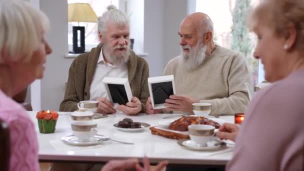 Velhos Homens Caucasianos Relembrando Memórias Sentadas Com Molduras Fotos Mesa — Vídeo de Stock
