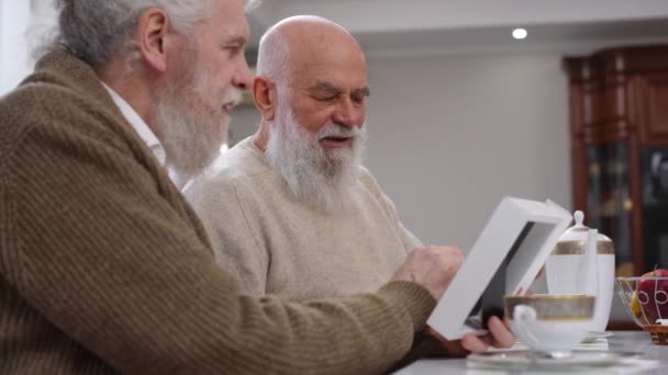 Παλιά Γενειοφόρος Καυκάσιος Άνδρας Που Μιλάει Κοιτάζοντας Κορνίζα Κάθεται Στο — Αρχείο Βίντεο