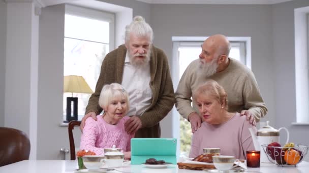 Σοκαρισμένοι Ηλικιωμένοι Άνδρες Βλέποντας Online Ταινία Τις Γυναίκες Κάθονται Στο — Αρχείο Βίντεο