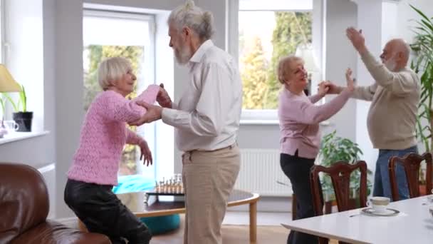 Zarif Sevgi Dolu Yaşlı Bir Adam Bir Kadına Içeride Dans — Stok video
