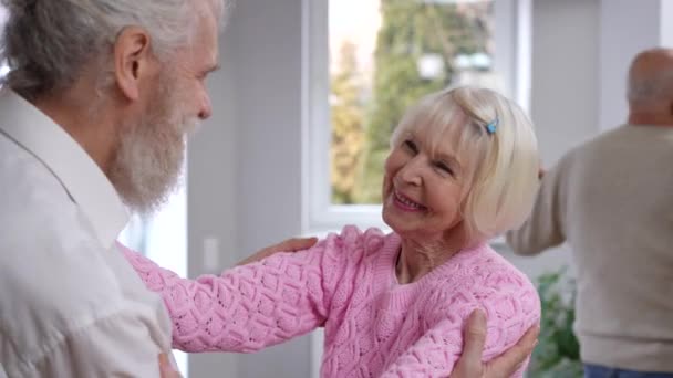 Liebevolle Seniorin Die Lächelnd Mit Einem Bärtigen Mann Tanzt Als — Stockvideo