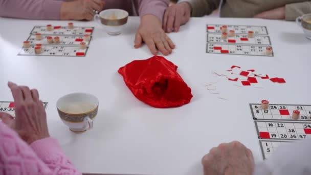 Unerkennbare Rentnerinnen Und Rentner Spielen Tischlotto Großaufnahme Close Fasstüte Und — Stockvideo
