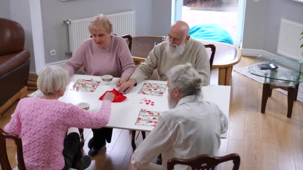 호기심많은 노인들 여자들 집안에서 테이블 놀이를 각도로 보인다 적극적 친구들은 — 비디오