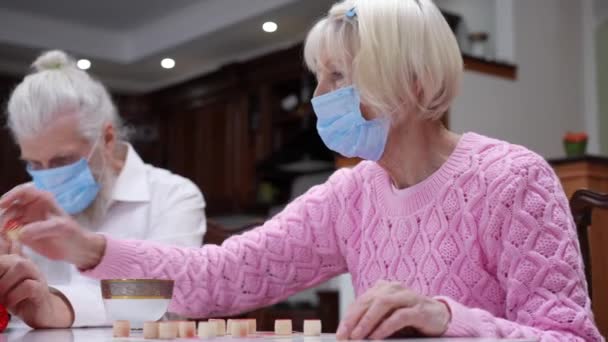 Koncentrerad Senior Vacker Kvinna Covid Ansikte Mask Spela Bord Lotto — Stockvideo