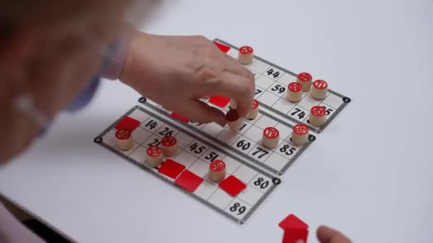 Detailní High Úhel Pohledu Ženské Starší Ruka Umístění Sud Lotto — Stock video