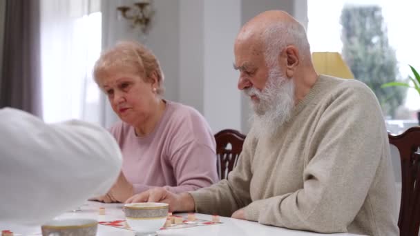 Boční Pohled Soustředěný Starý Vousatý Muž Hraje Stolní Lotto Přáteli — Stock video
