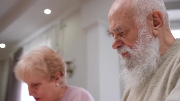 Close Bebaarde Gefocuste Senior Man Die Tafelspelen Met Vrienden Praat — Stockvideo