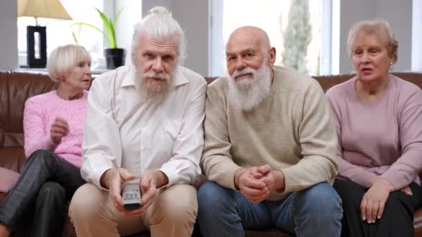 Concentrated Senior Men Talking Watching Ignoring Dissatisfied Women Sitting Sofa — Stock Video