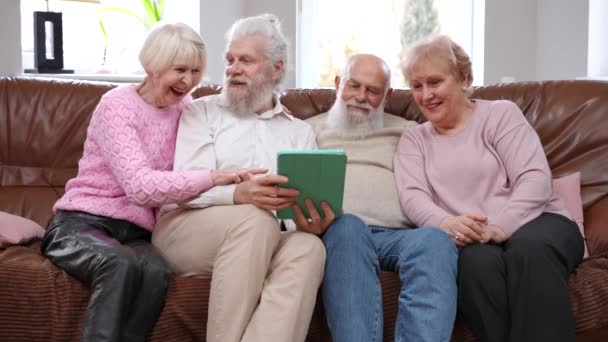 Grupo Viejos Amigos Relajados Hablando Viendo Tabletas Digitales Sentados Sofá — Vídeo de stock