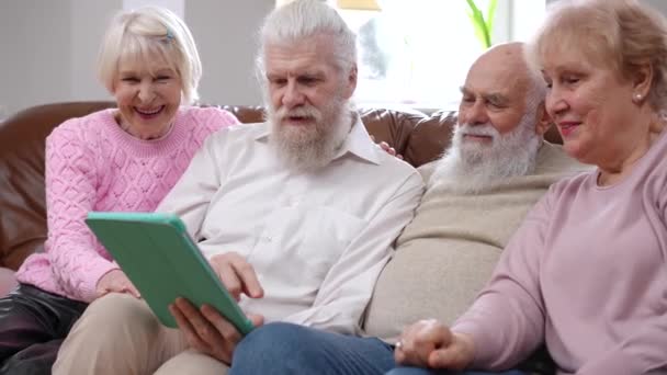 Dijital Tablette Çevrimiçi Komedi Filmi Seyreden Bir Grup Emekli Gülüyor — Stok video