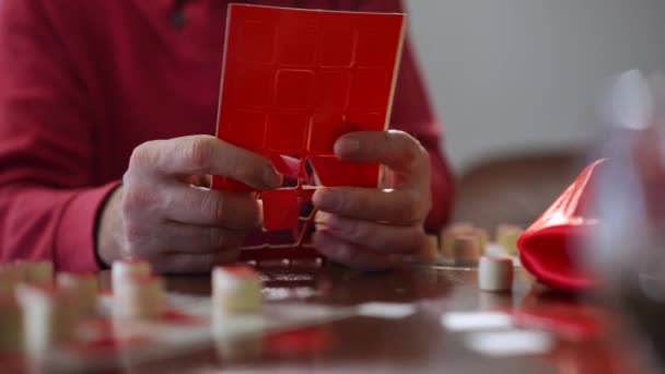 Detailní Záběr Mužské Bělošské Ruce Oddělující Samolepky Pro Stolní Lotto — Stock video