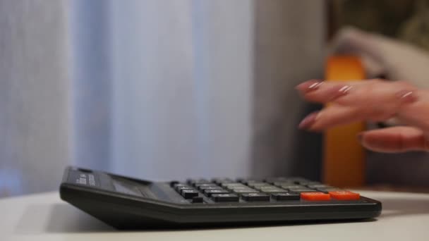 Γυναίκα Καυκάσιος Χέρι Πατώντας Κουμπιά Στην Πλευρά Αριθμομηχανή Δείτε Closeup — Αρχείο Βίντεο