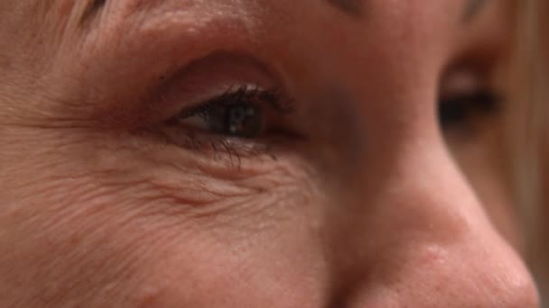 Side View Closeup Wrinkled Eye Caucasian Woman Applying Cosmetic Makeup — Stock Video
