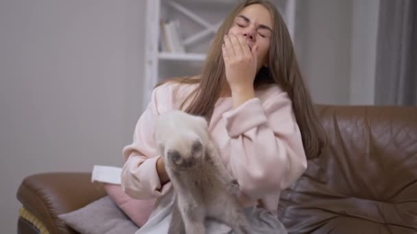 Jonge Allergische Vrouw Niezen Slow Motion Strelen Kat Ontsnappen Uit — Stockvideo