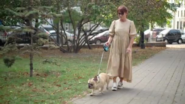 Dolly Şehir Parkında Köpek Gezdirirken Kendinden Emin Bir Kadın Emekliyi — Stok video