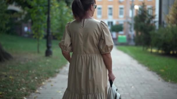 Vue Arrière Dame Mature Confiante Robe Avec Sac Dos Promener — Video