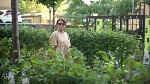 Şehir Parkında Doğa Hayranlığı Içinde Gezen Pozitif Bir Kadının Yan — Stok video
