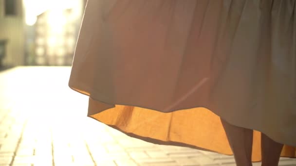 Açık Havada Güneş Işığı Altında Şık Bir Elbise Askısı Tanımlanamayan — Stok video