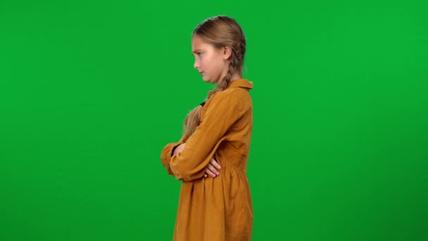 Портрет Незадоволеної Дівчини Підлітка Перехрещеними Руками Показує Вона Відвертається Незадоволений — стокове відео
