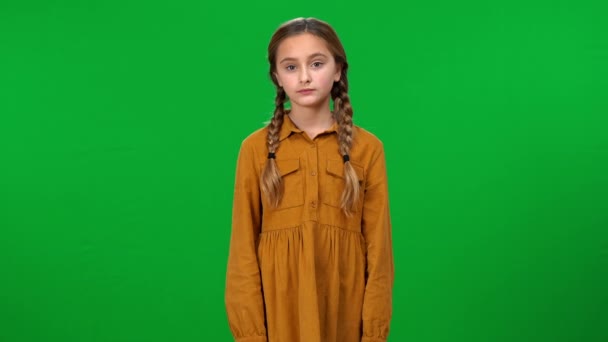 可爱的女孩站在绿色的屏幕上 微笑着看着相机 色彩艳丽的白人青少年在彩色关键广告中的形象 — 图库视频影像