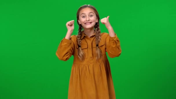 兴奋的女孩微笑着竖起大拇指 用不满意的面部表情放下大拇指 站在彩色背景下的白人青少年与情感反应的画像 — 图库视频影像