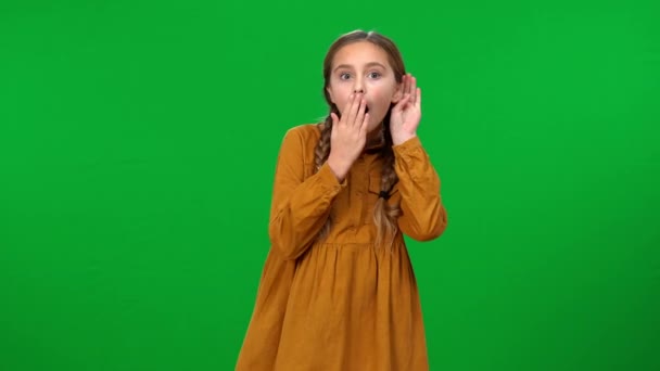 Chica Curiosa Con Mano Oído Escuchando Chismes Sacudiendo Cabeza Con — Vídeos de Stock
