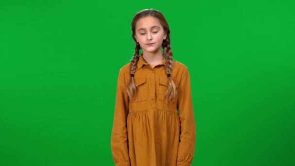 Αρκετά Δυσαρεστημένος Έφηβος Κορίτσι Χειραψία Στροφή Μακριά Πράσινο Φόντο Οθόνη — Αρχείο Βίντεο
